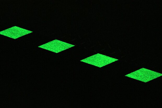 Antisliptape Glow in the Dark 25 mm Gestreept zwart glow